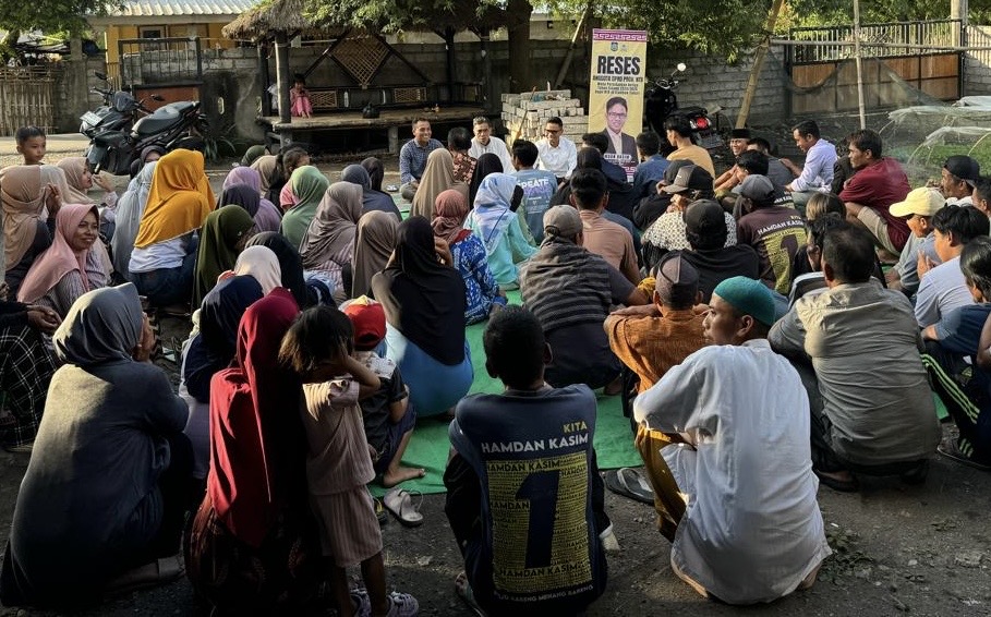 SERAP ASPIRASI: Puluhan masyarakat sedang mengikuti Reses masa sidang III Anggota DPRD NTB dari fraksi Golkar Hamdan Kasim di Desa Senyiur, Kecamatan Keruak, Lombok Timur, Minggu (8/6).