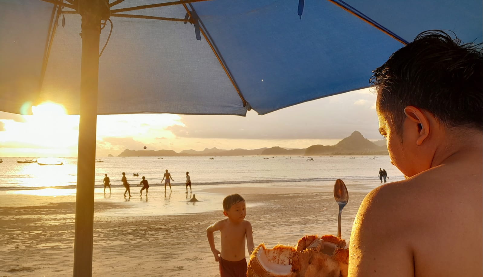 DESTINASI FAVORIT WISATAWAN: Pemandangan matahari terbenam menyinari pasir putih Pantai Selong Belanak memanjakan mata yang memandang.