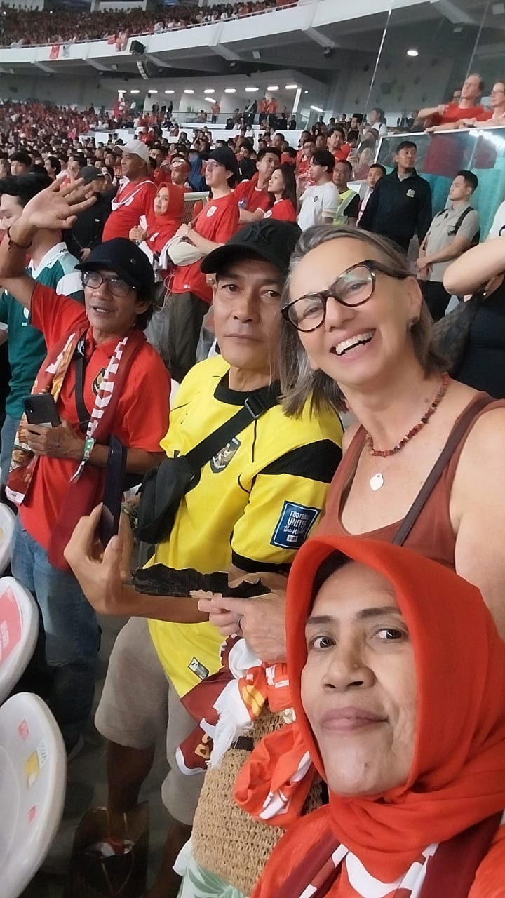 OPTIMISME: Edi Mulyadi bersama keluarga Emil Audero menonton langsung pertandingan Timnas Indonesia lawan Tiongkok di Stadion Utama Gelora Bung Karno Jakarta, pada Kamis (5/6) lalu.