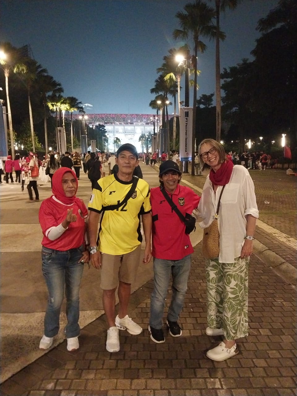 OPTIMISME: Edi Mulyadi bersama keluarga Emil Audero menonton langsung pertandingan Timnas Indonesia lawan Tiongkok di Stadion Utama Gelora Bung Karno Jakarta, pada Kamis (5/6) lalu.