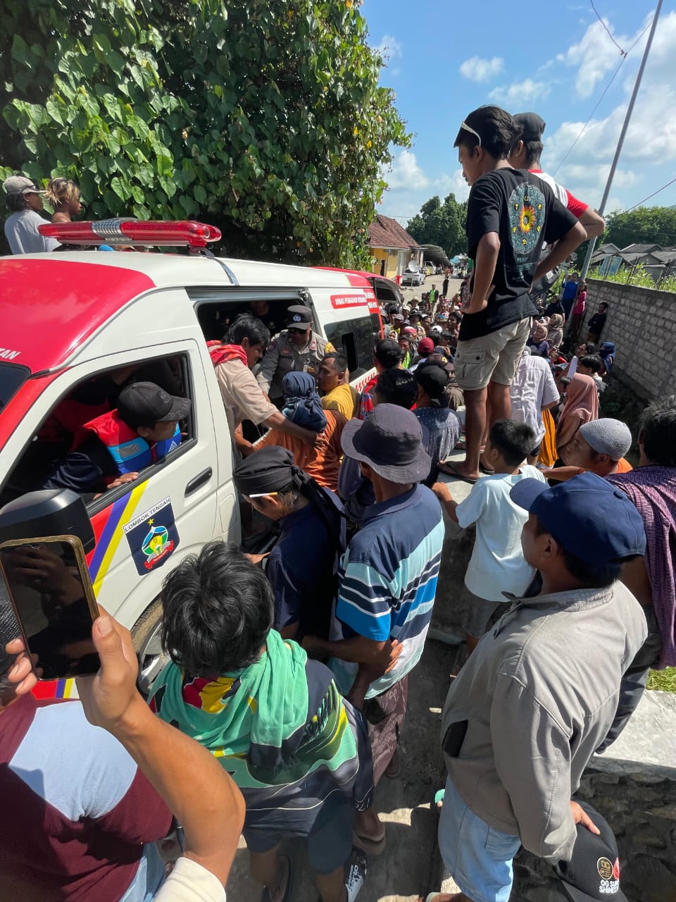 Momen Haru Saat Jenazah Remaja Hilang di Pantai Ketapak Selong Belanak Ditemukan Meninggal Dunia, Langsung Diserahkan ke Pihak Keluarga