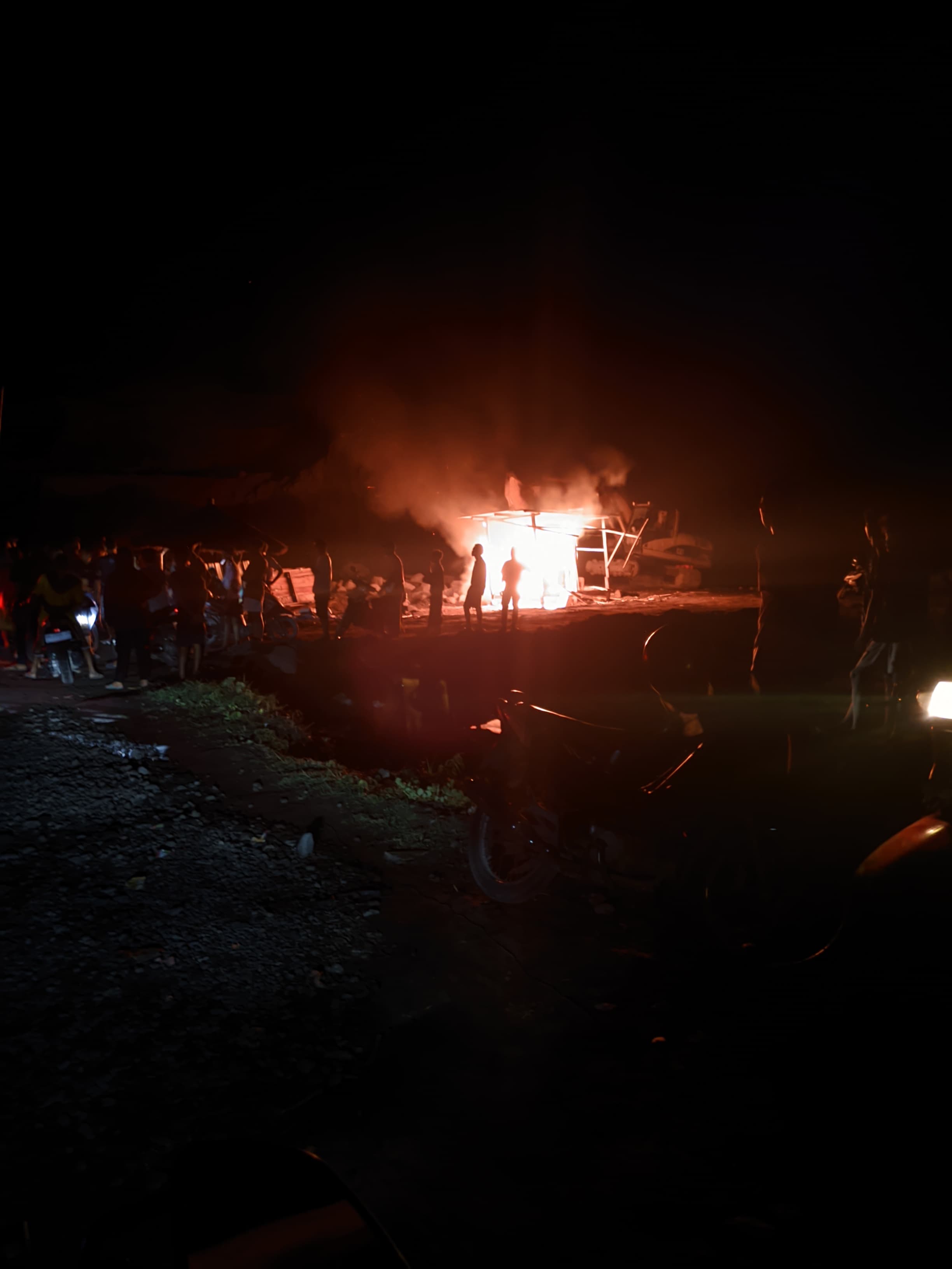 Kondisi alat berat milik salah satu tambang galian C di Desa Kalijaga Timur, Kecamatan Aikmel yang dibakar warga, Sabtu malam (7/6). (ISTIMEWA)