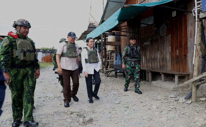 Menteri Pertahanan Sjafrie Sjamsoeddin bersama Menteri Keuangan Sri Mulyani Indrawati menggunakan rompi anti peluru dengan pengawalan ketat prajurit TNI saat kunjungan ke Papua.