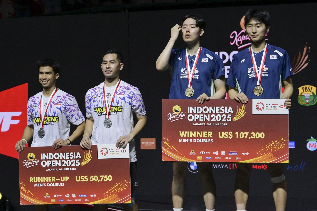 Pemain Korsel Kim Won-ho dan Seo Seung-jae (kanan) berpose bersama runner-up Sabar Karyaman Gutama dan Moh Reza Pahlevi Isfahani usai final ganda putra Indonesia Open di Istora Senayan di Jakarta 8/6