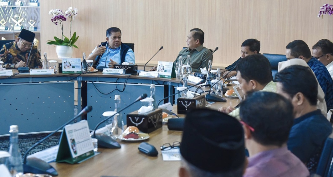 RAKOR PERUMAHAN: Wamen PKP Fahri Hamzah didampingi Gubernur NTB Lalu Muhamad Iqbal rakor bersama kepala daerah se-NTB di Ruang Rapat Bank NTB Syariah, Minggu (8/6).