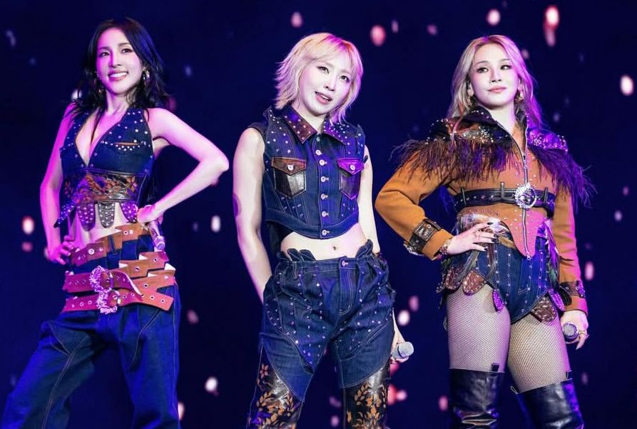 Penampilan tiga anggota 2NE1 di panggung reuni 2NE1 di AS.