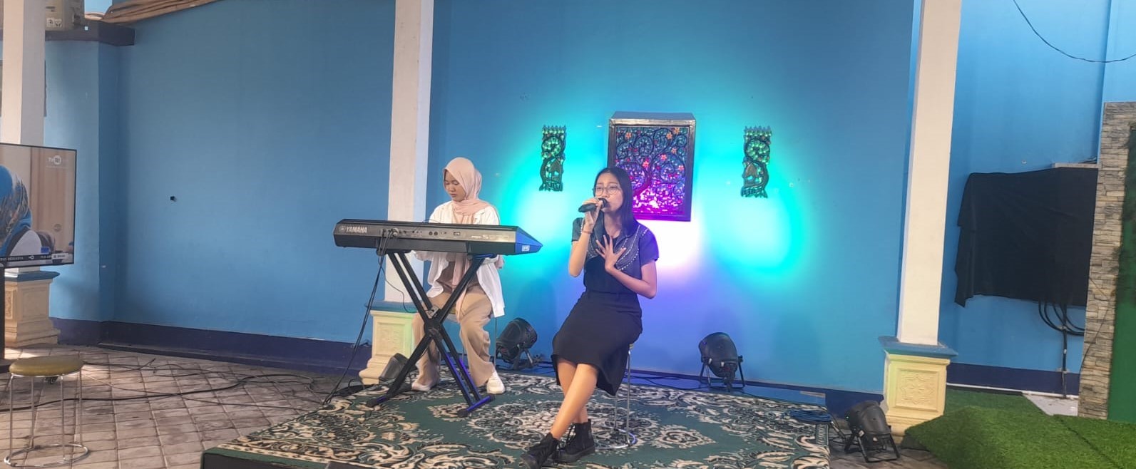 Siswa SMAN 3 Mataram Putu Intan Tiensvitadewi Desriani Putri tampil pada siaran live Antara Nusa di TVRI NTB sebagai talent.
