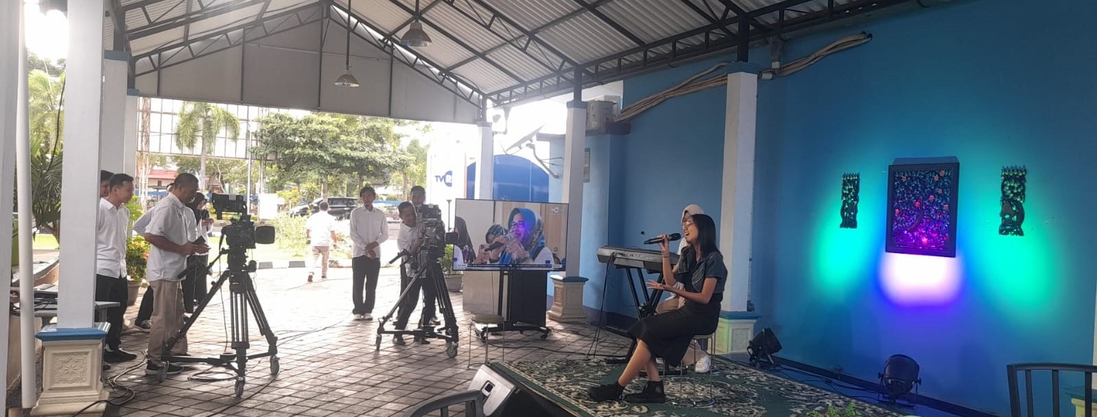 Dua siswa SMAN 3 Mataram Putu Intan Tiensvitadewi Desriani dan Muszafira Aisyah Putri tampil pada siaran live Antara Nusa di TVRI NTB sebagai talent.