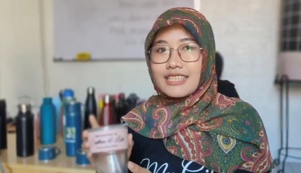 COBA PELUANG : Baiq Rahmawatin saat menunjukkan mug custom buatannya di Dhana&rsquo;s Custom Store.&nbsp;