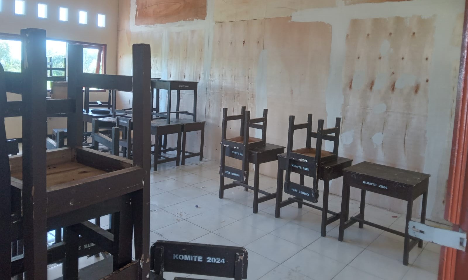 Inilah Ruang Perpustakaan MAN Lombok Barat yang disekat menjadi ruang kelas lantaran jumlah siswa baru pada PPDM tahun ini meningkat.