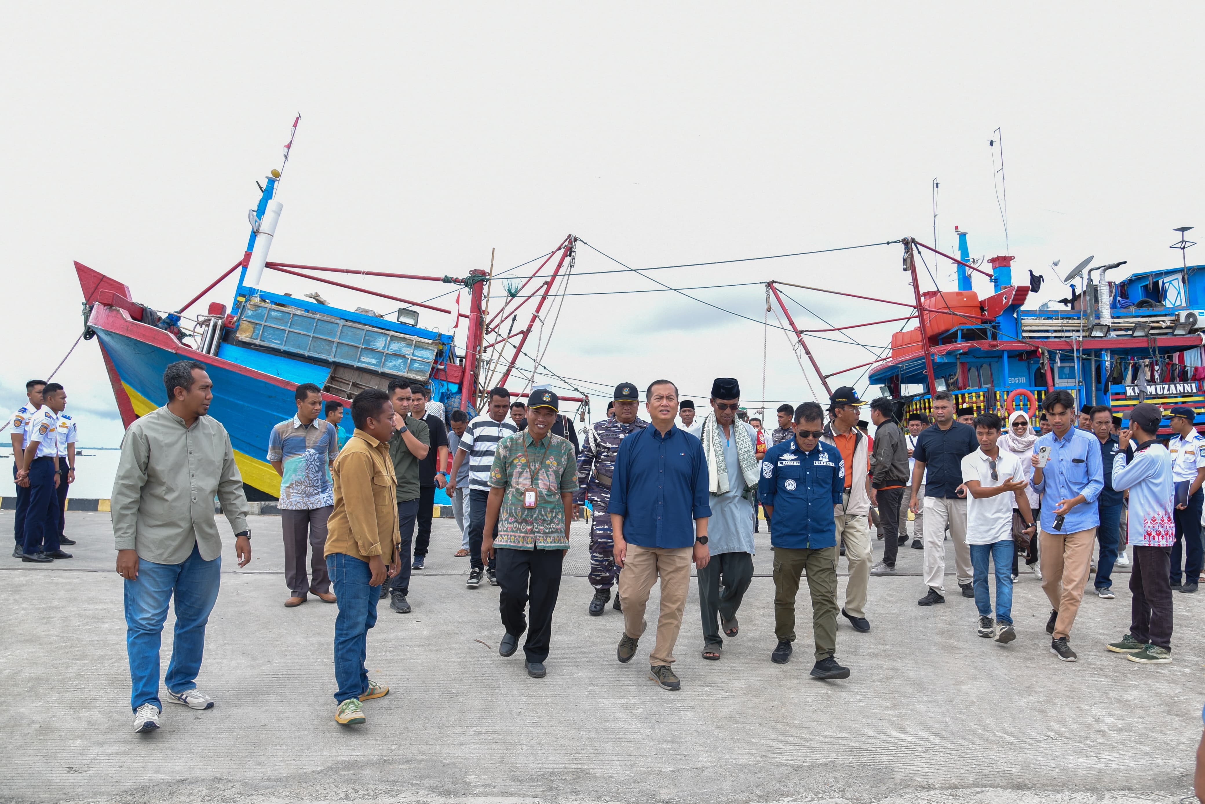 LANJUTKAN PEMBANGUNAN: Gubernur NTB Lalu Muhamad Iqbal saat meninjau kondisi kapal milik nelayan di Pelabuhan Ikan Teluk Awang, Pujut, Loteng, beberapa waktu lalu.