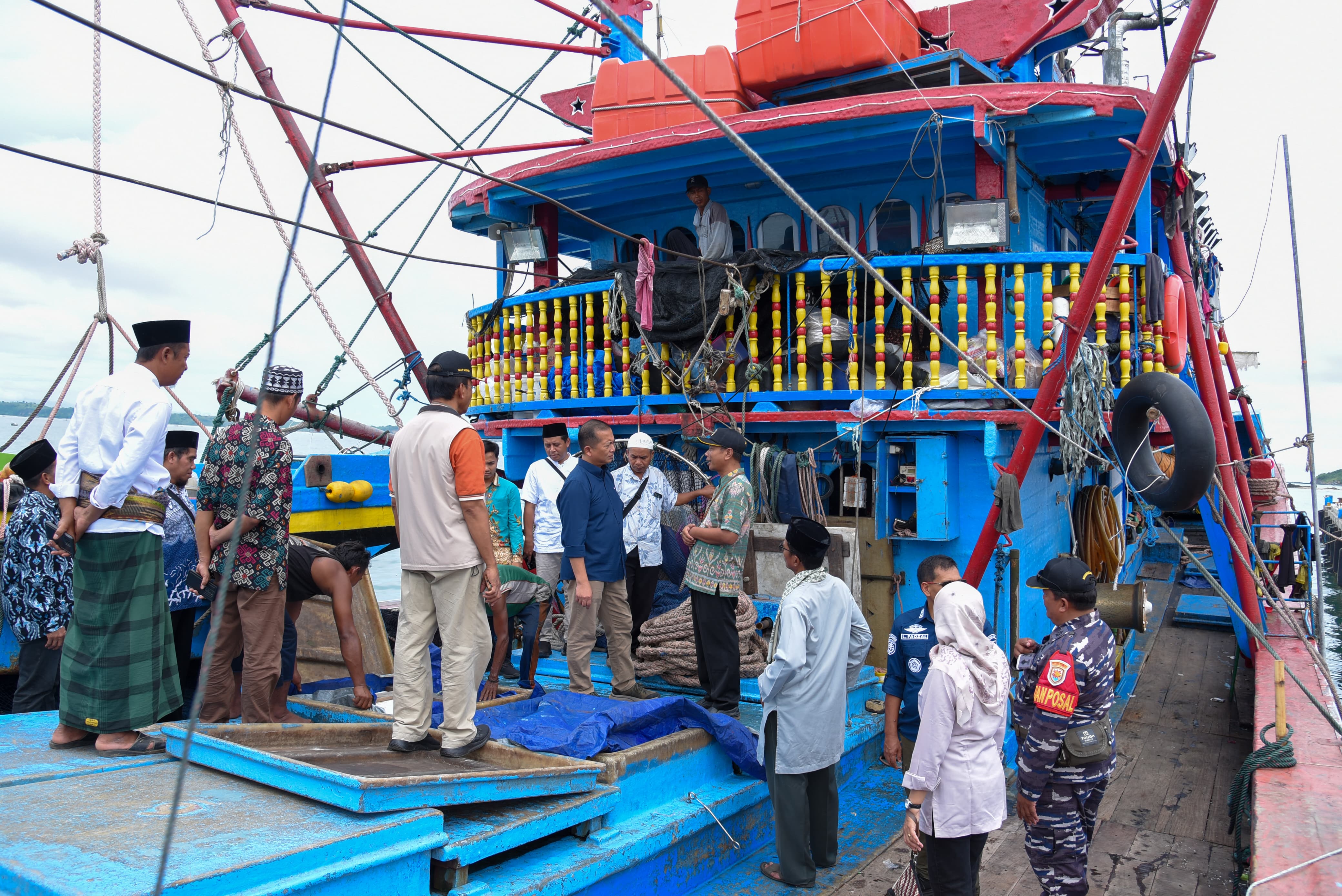 LANJUTKAN PEMBANGUNAN: Gubernur NTB Lalu Muhamad Iqbal saat meninjau kondisi kapal milik nelayan di Pelabuhan Ikan Teluk Awang, Pujut, Loteng, beberapa waktu lalu.