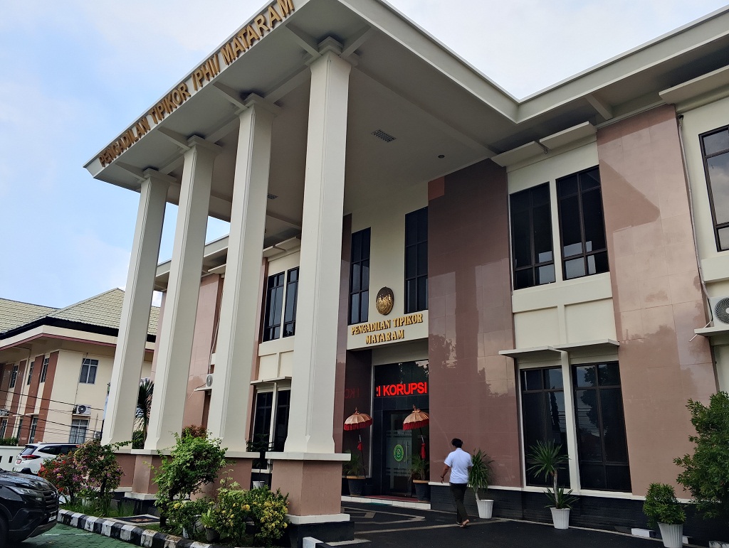 TETAP DISIDANGKAN: Seorang pegawai pengadilan berjalan ke dalam gedung PN Tipikor Mataram, beberapa waktu lalu.&nbsp;&nbsp;