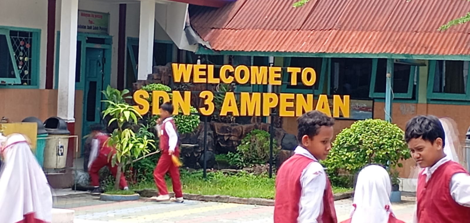 Murid SDN 3 Ampenan bermain saat jam istirahat di halaman sekolah setempat.