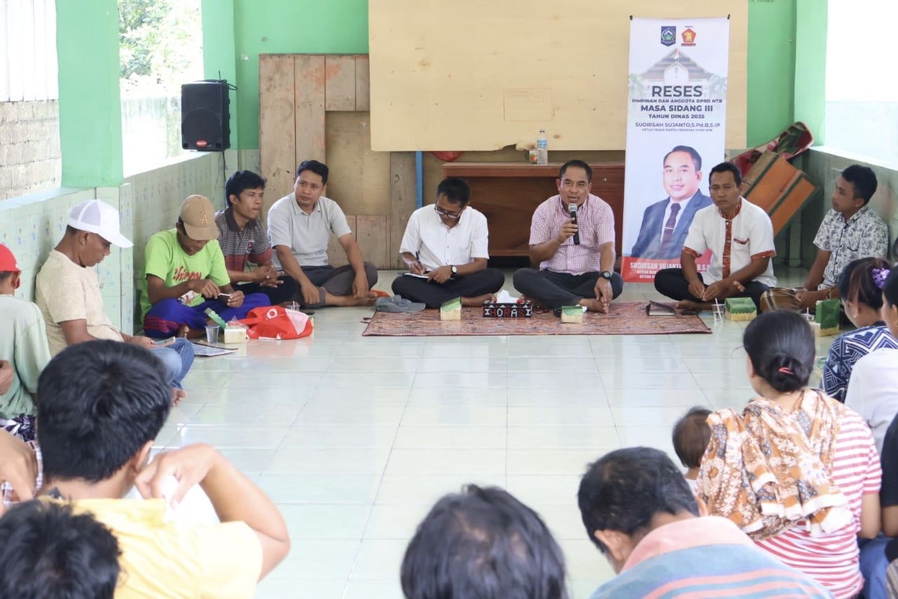 SERAP ASPIRASI: Anggota DPRD NTB dari fraksi partai Gerindra Sudirsah Sujanto melakukan kegiatan reses masa sidang III DPRD NTB di Lombok Utara, beberapa waktu lalu.