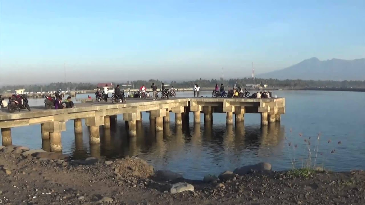 Sejumlah masyarakat menikmati suasana sore di dermaga Labuhan Haji, Lombok Timur, beberapa waktu lalu.