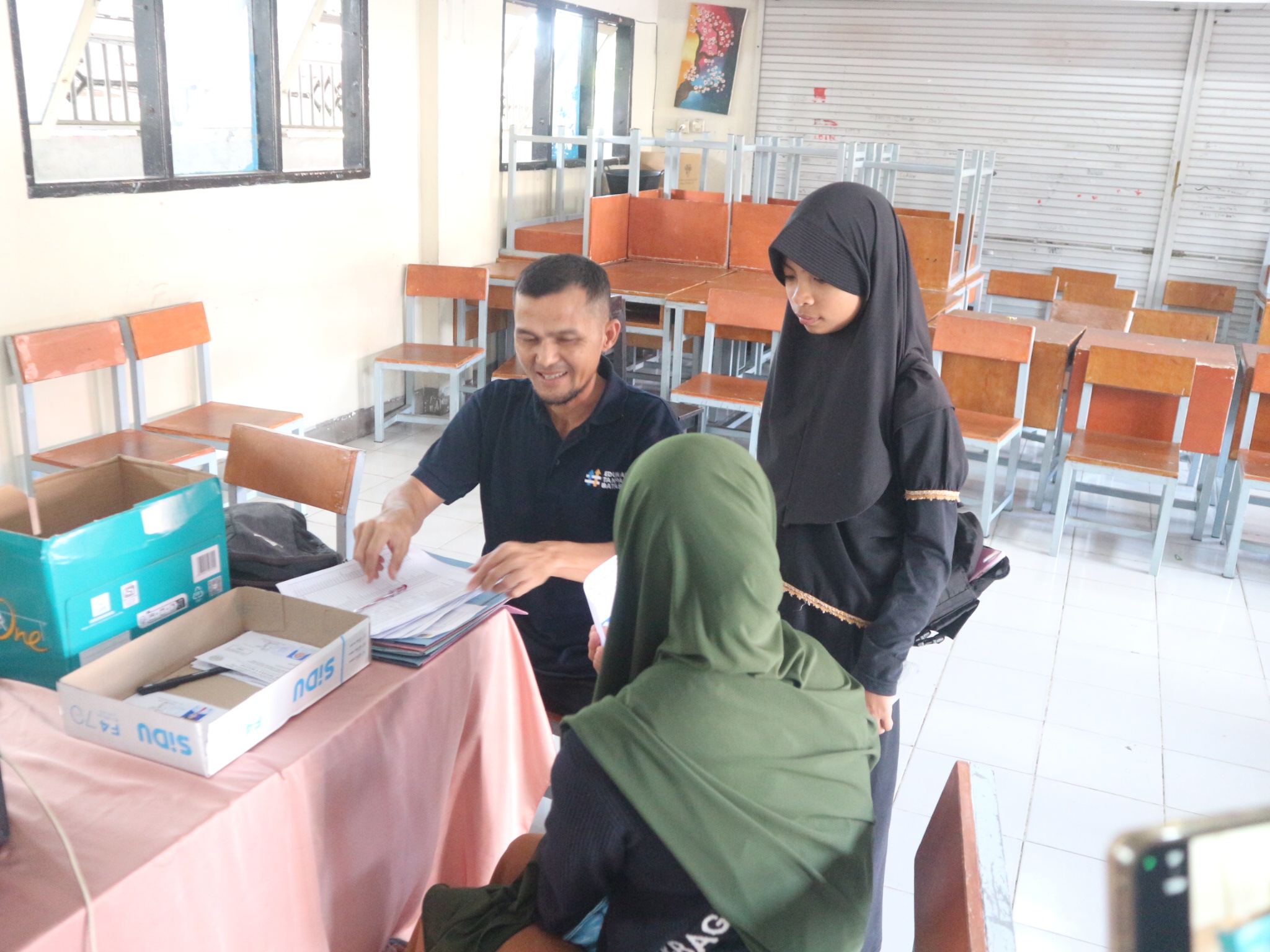 Salah seorang siswi sedang mendaftar di SMPN1 Selong yang didampingi oleh Orang Tuanya.