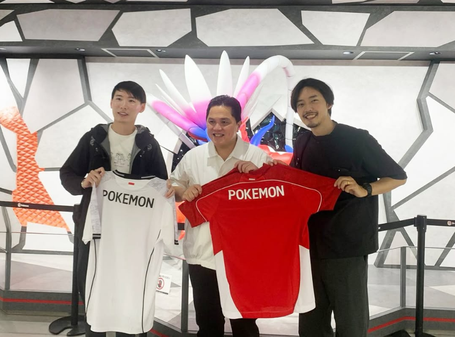 Ketua Umum PSSI Eric Thohir menunjukkan baju timnas Indonesia dengan tulisan Pokemon.