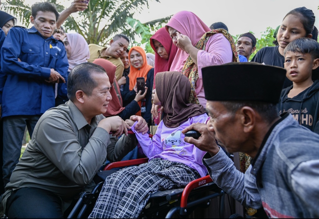PEDULI DISABILITAS: Gubernur NTB Lalu Muhamad Iqbal menyapa anak penyandang disabilitas saat launching HARSA NTB di Lingsar, Lombok Barat, Minggu (8/6).