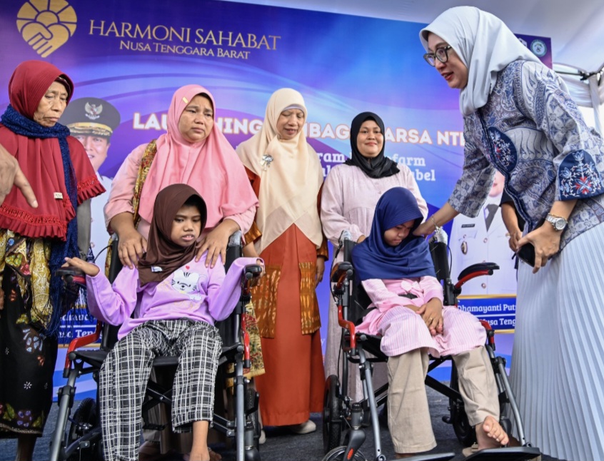 PEDULI DISABILITAS: Ketua Tim Penggerak PKK NTB Sinta Agathia menyapa anak-anak penyandang disabilitas saat launching HARSA NTB di Lingsar, Lombok Barat, Minggu (8/6).