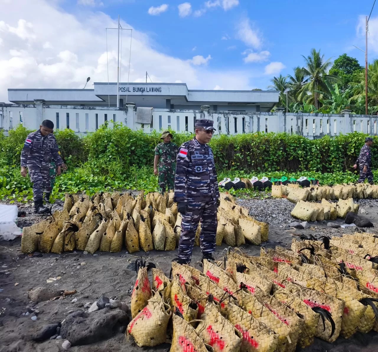 Barang bukti penyelundupan ayam ras Filipina dan barang campuran minuman keras ilegal di Perairan Kepulauan Sangihe. (TNI AL).