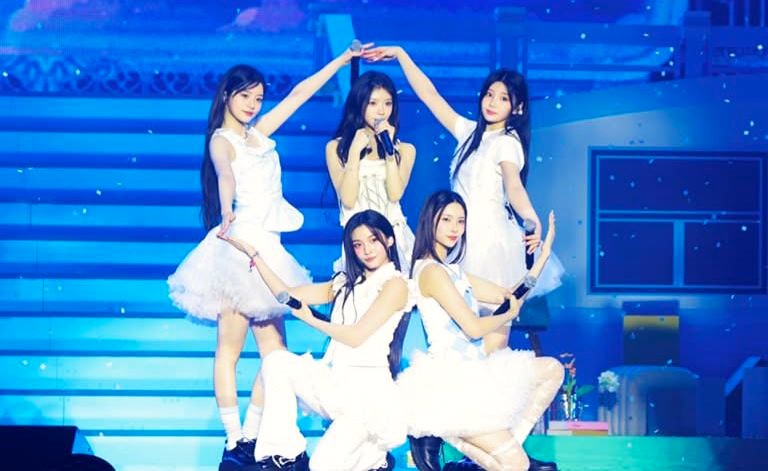 Tampil memukau, illit sukses gelar fan concert perdana &lsquo;glitter day&rsquo; di olympic hall.