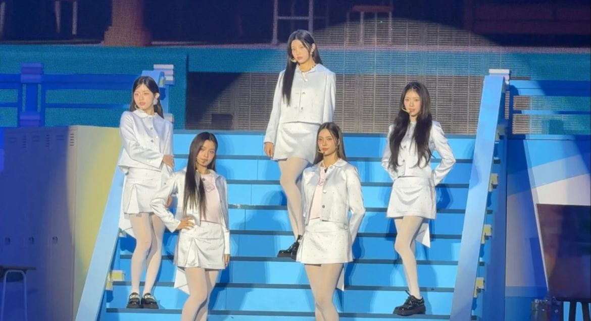 ILLIT beri bocoran comeback dengan menyanyikan lagu little monster di konser perdana.