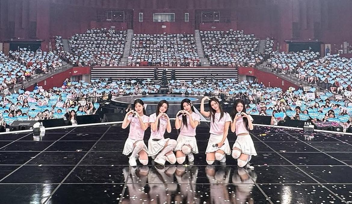 ILLIT beri bocoran comeback dengan menyanyikan lagu little monster di konser perdana.