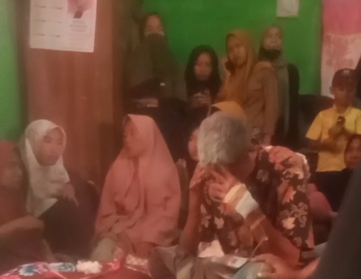 BERDUKA: Korban Samsudin sedih anaknya Apriadin meninggal dunia ditikam pelaku AA, Minggu (8/6).