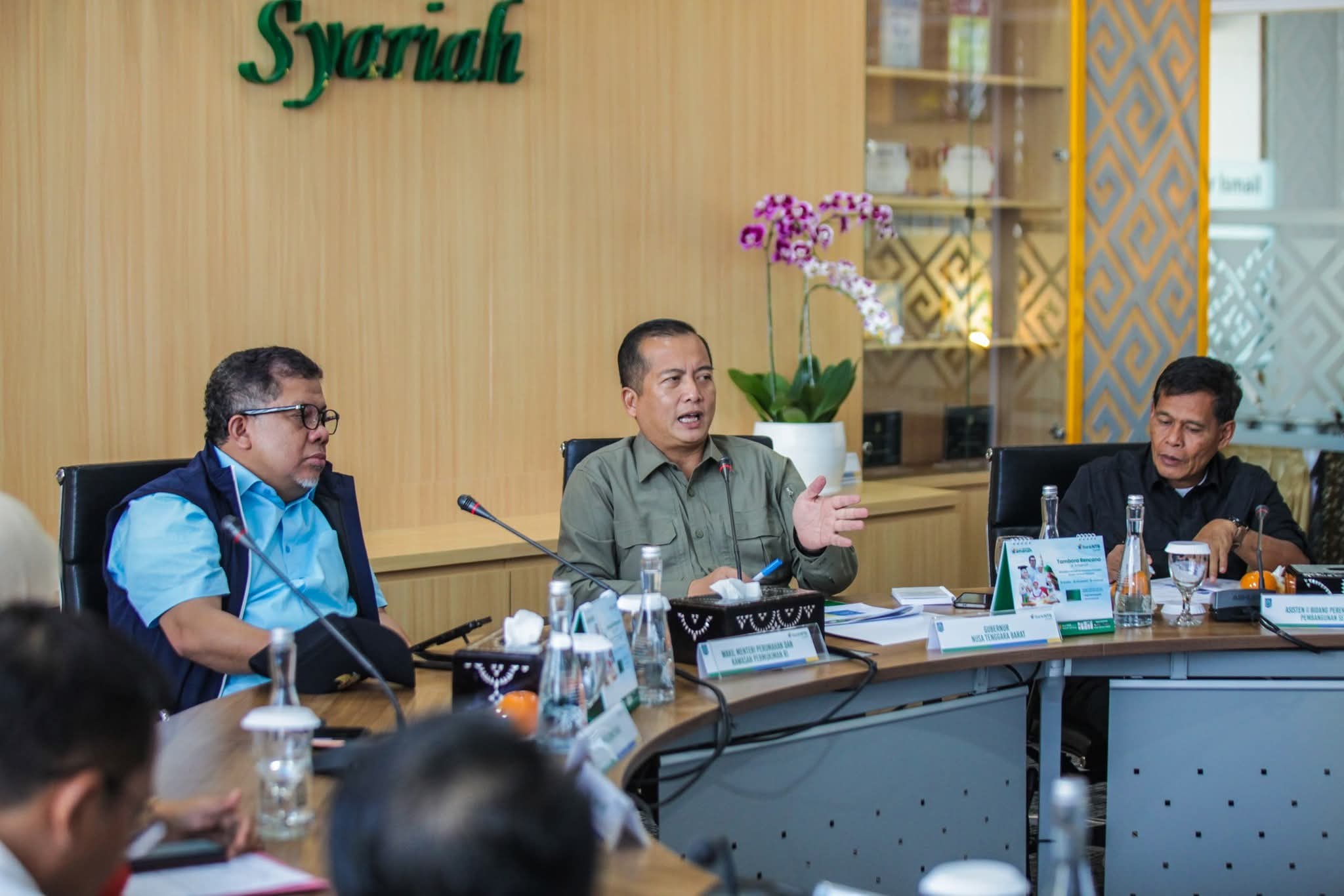 Gubernur NTB Lalu Muhamad Iqbal rapat koordinasi bersama Wakil Menteri Perumahan dan Kawasan Permukiman (PKP) Fahri Hamzah di Kantor Bank NTB Syariah, Minggu (8/6).