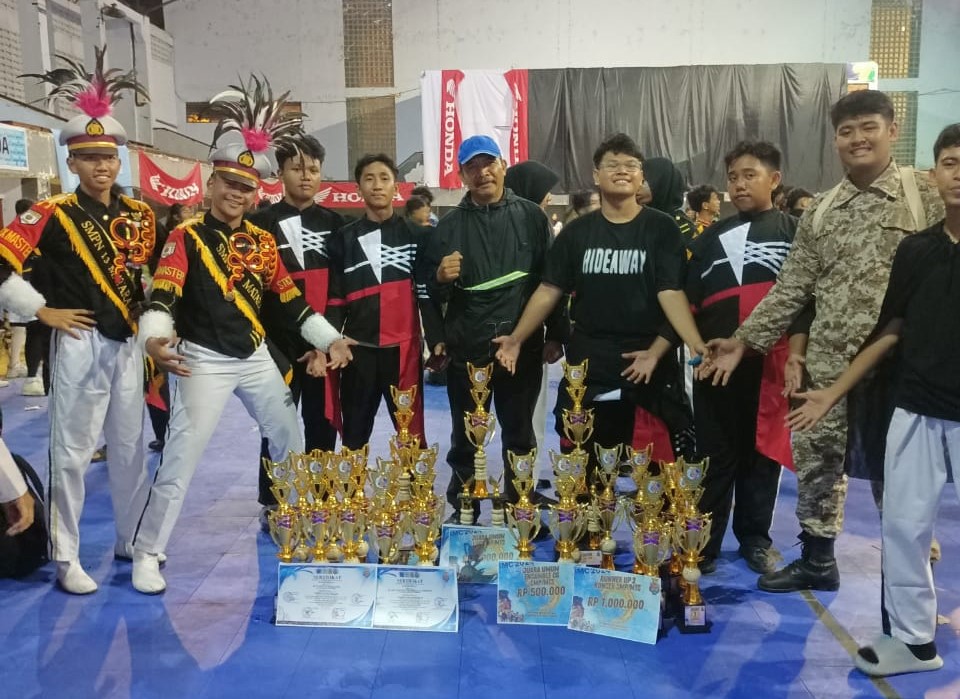 Kepala SMPN 13 Mataram H Ahmad Saehu (topi biru) bersama personel drumband SMPN 13 Mataram.