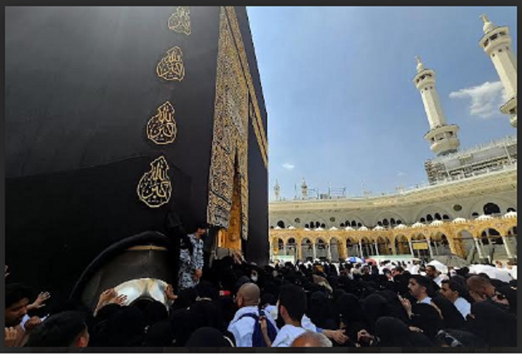 PADATI KAKBAH: Jemaah sedang memadati kakbah.