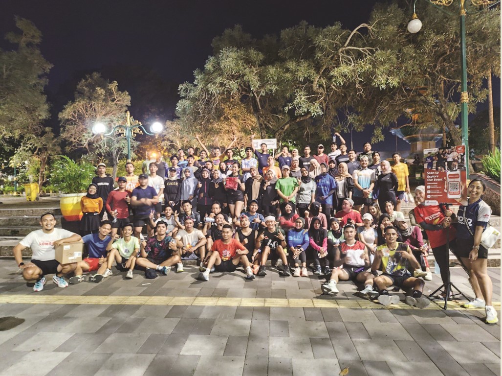 SERU: Anggota komunitas Runjani berfoto bersama usai Wednesday Night Run yang didukung Aplikasi Motorku X dari Astra Motor.