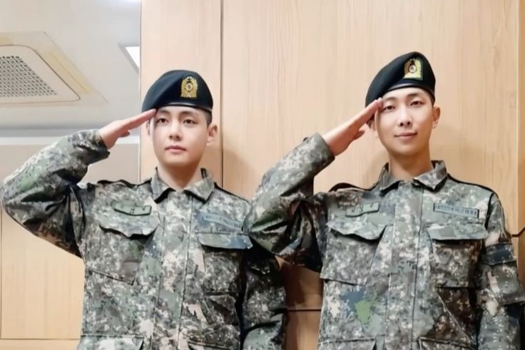 RM dan V BTS menuntaskan wajib militer mereka hari ini.