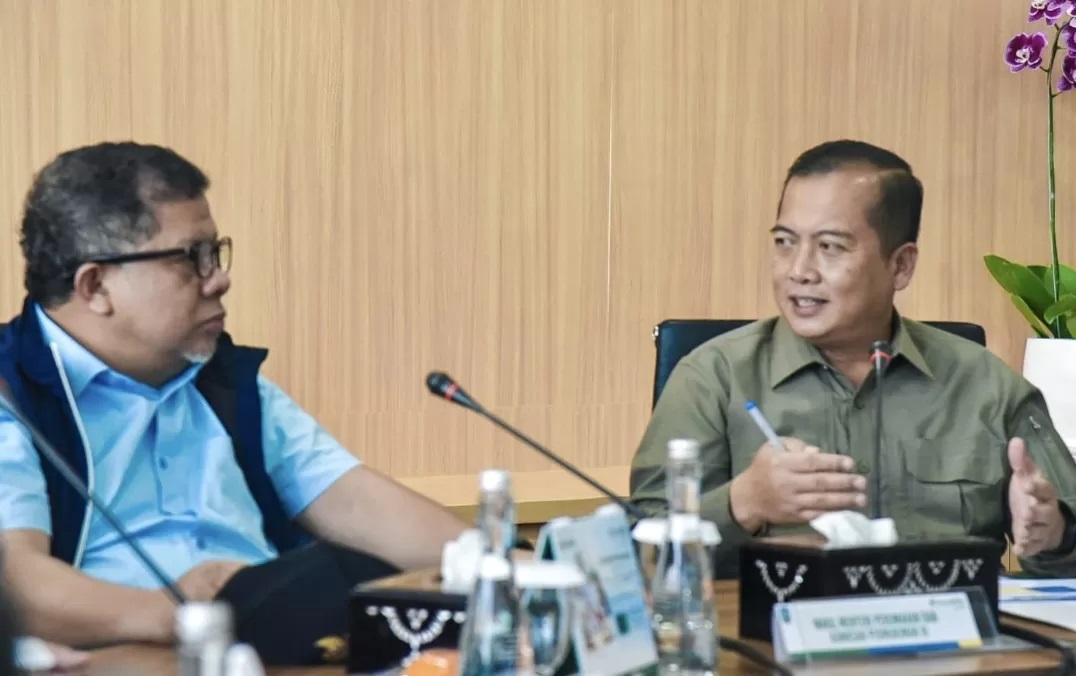 RAKOR: Gubernur NTB Dr Lalu Muhammad Iqbal dan Wamen PKP RI RI Fahri Hamzah saat membahas penanganan kemiskinan ekstrem di ruang rapat Hajar Aswad Bank NTB Syariah.