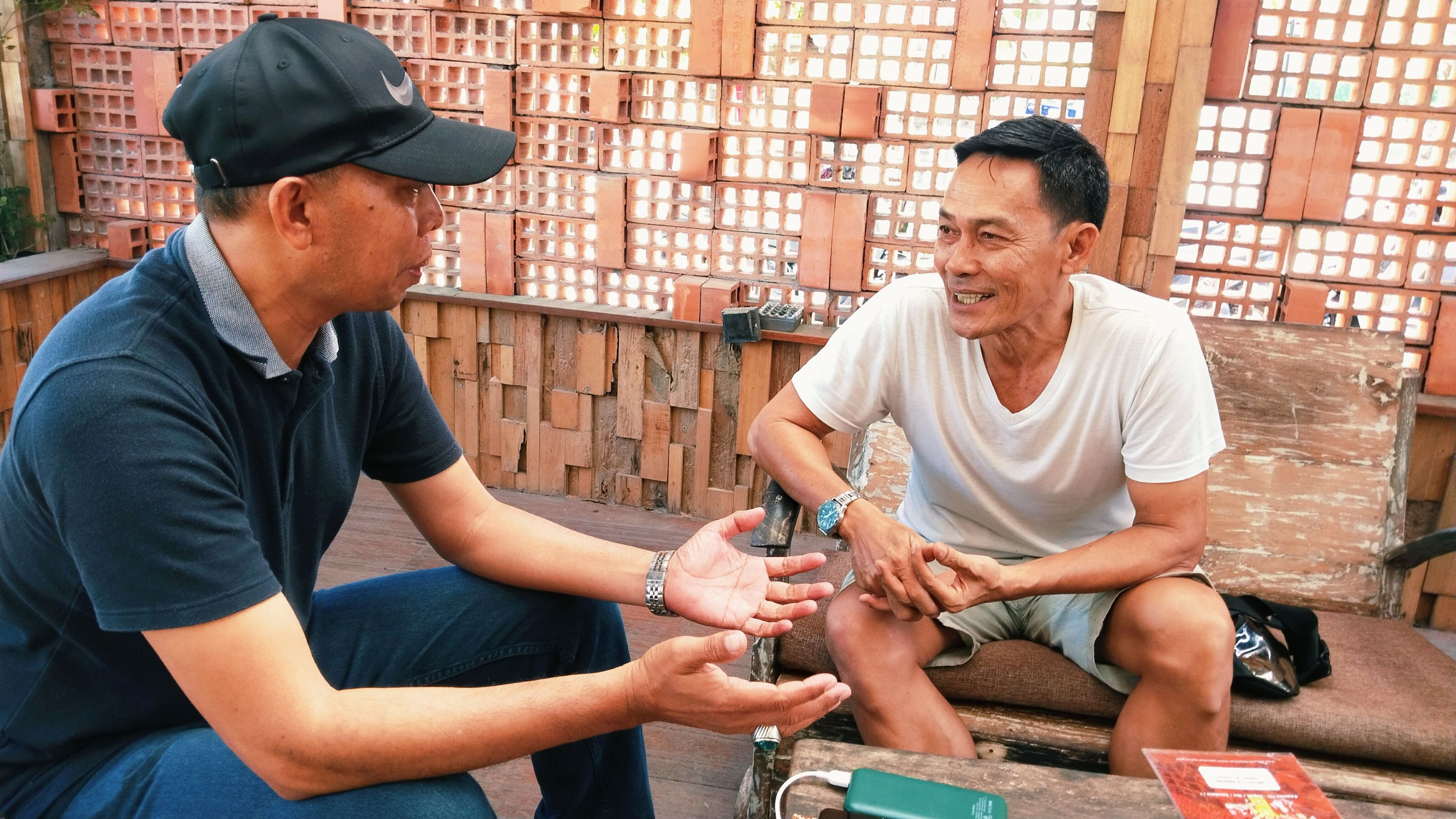 NOBAR: Edi Mulyadi berbincang-bincang dengan Kasi Humas Polres Loteng Iptu Lalu Brata Kusnadi
