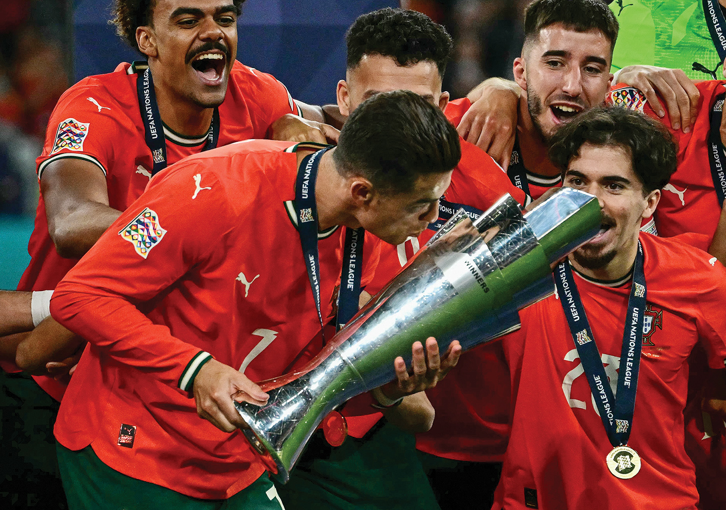 Cristiano Ronaldo mengangkat trofi juara Nations League setelah Portugal menang adu penalti 5-3 (2-2) atas Spanyol di Allianz Arena, Munchen.