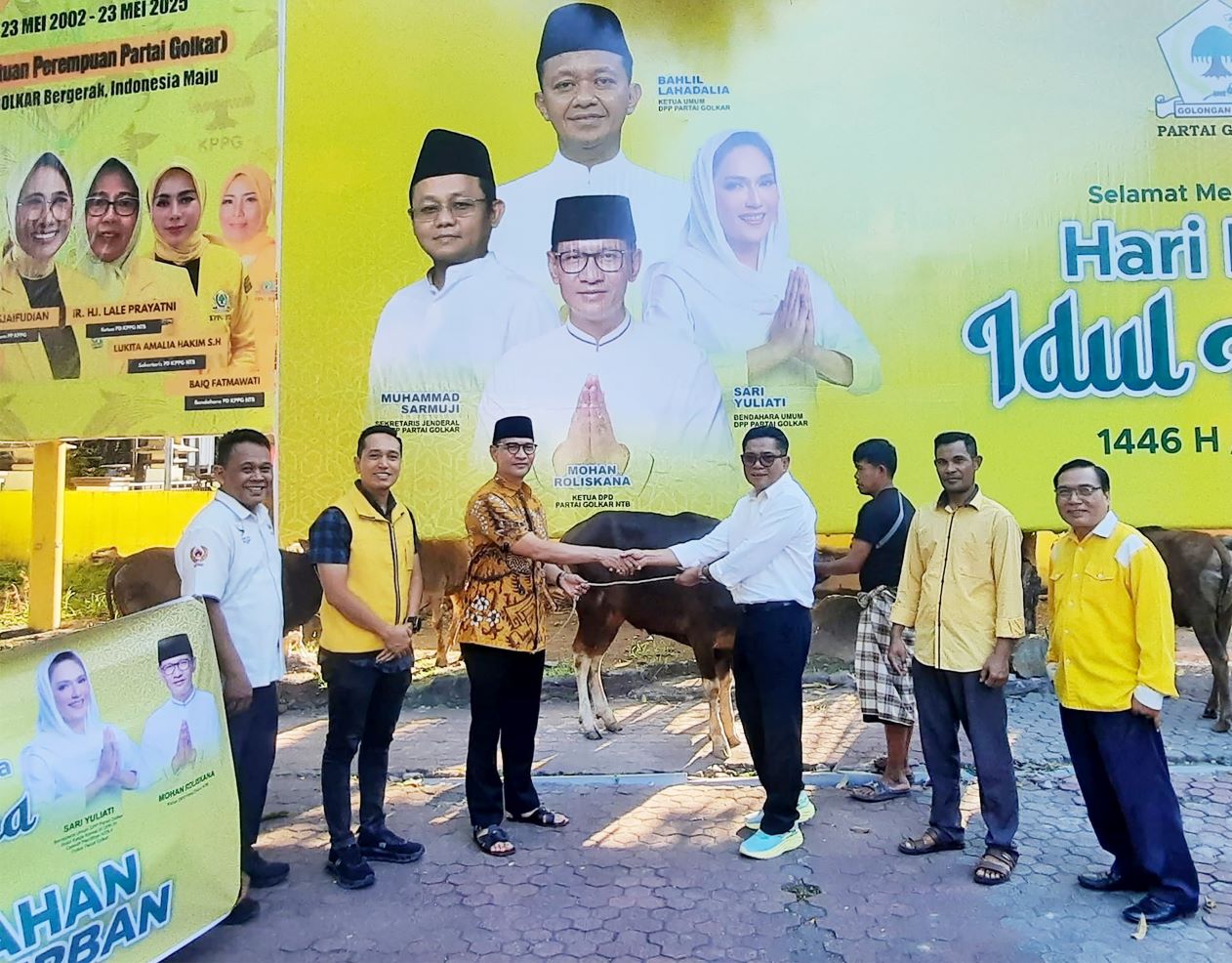 Ketua DPD Golkar NTB H Mohan Roliskana didampingi pengurus Golkar NTB menyerahkan secara simbolis hewan kurban kepada panitia kurban di DPD Golkar NTB Kamis (5/6).