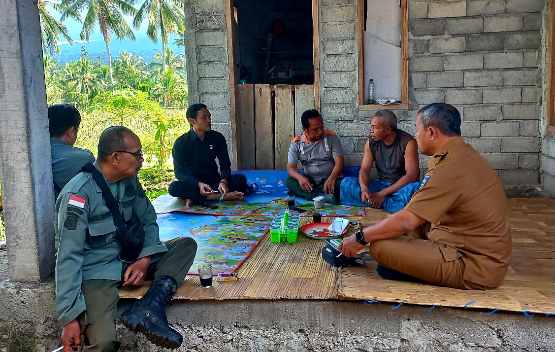 TUNGGU KEPULANGAN JENAZAH: Ketua Komisi IV DPRD Lobar Muhali menemui pihak keluarga menunggu kepulangan jenazah PMI asal Desa Buwun Sejati, Kecamatan Narmada.