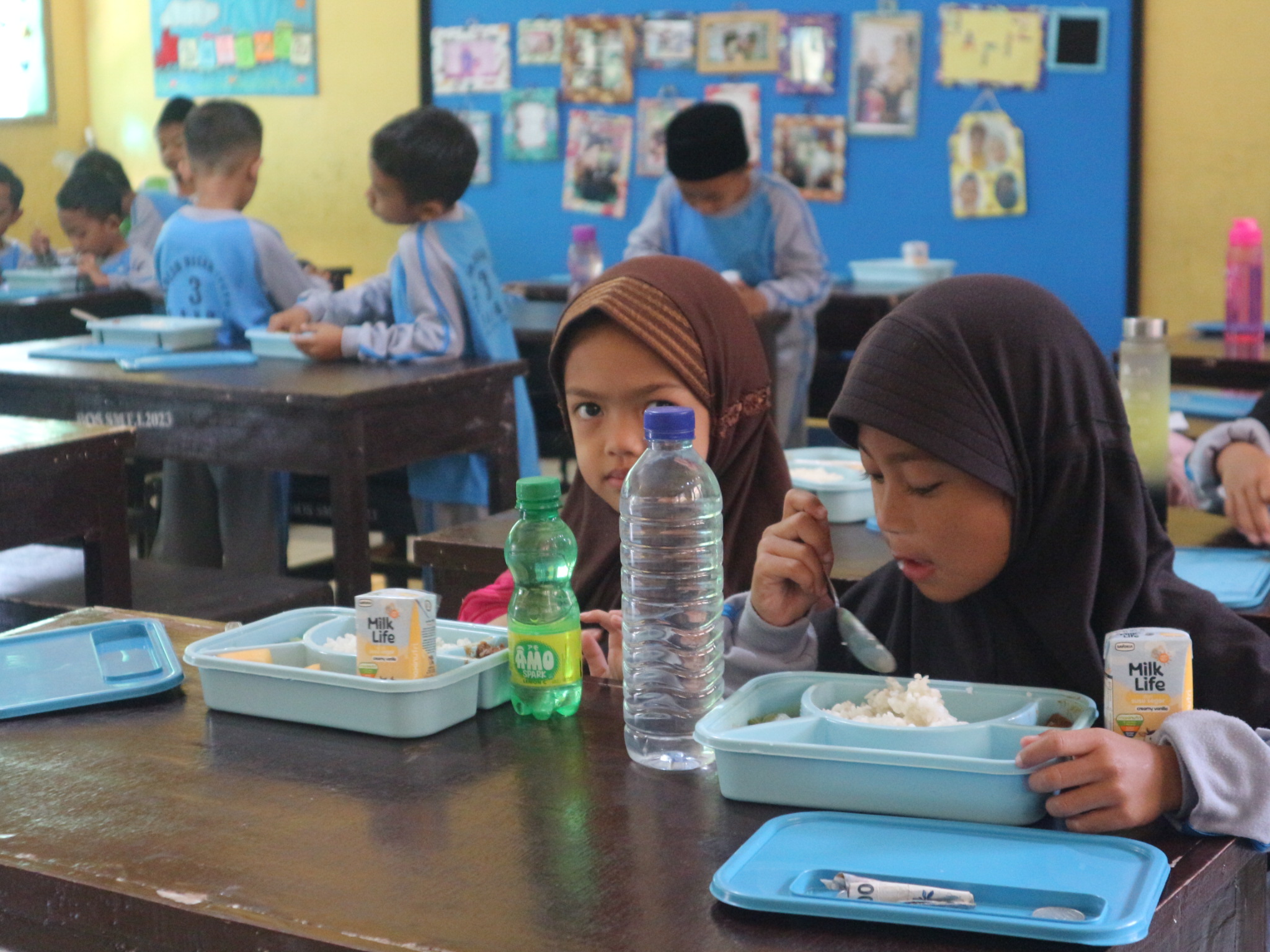 Seorang siswa SDN di salah satu sekolah di Lombok Timur (Lotim) saat menikmati menu Makan Bergizi Gratis (MBG). (Supardi/Lombok Post).