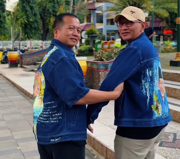 Wali Kota Mataram Mohan Roliskana dan Gubernur NTB Lalu Muhamad Iqbal tampak akrab dalam sebuah kesempatan, keduanya berpotensi menjadi saingan untuk Pilgub NTB mendatang.