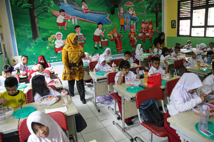 Ilustrasi sekolah gratis untuk tingkat SD dan SMP baik negeri dan swasta.