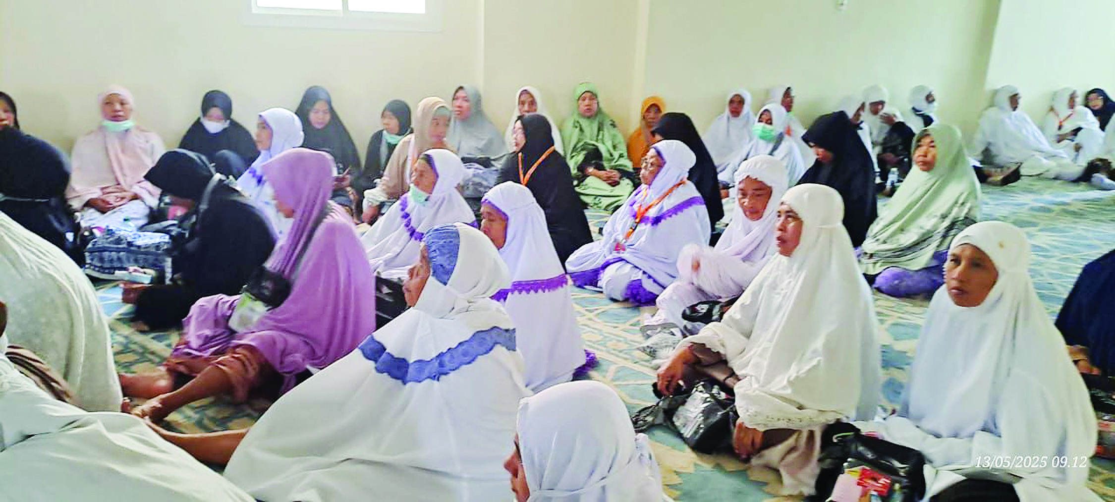 FOKUS IBADAH: Jamaah haji asal NTB saat mendengar arahan dari Kanwil Kemenag NTB H Zamroni Aziz, terkait pelaksanaan ibadah haji 1446 H, di Arab Saudi, beberapa wak