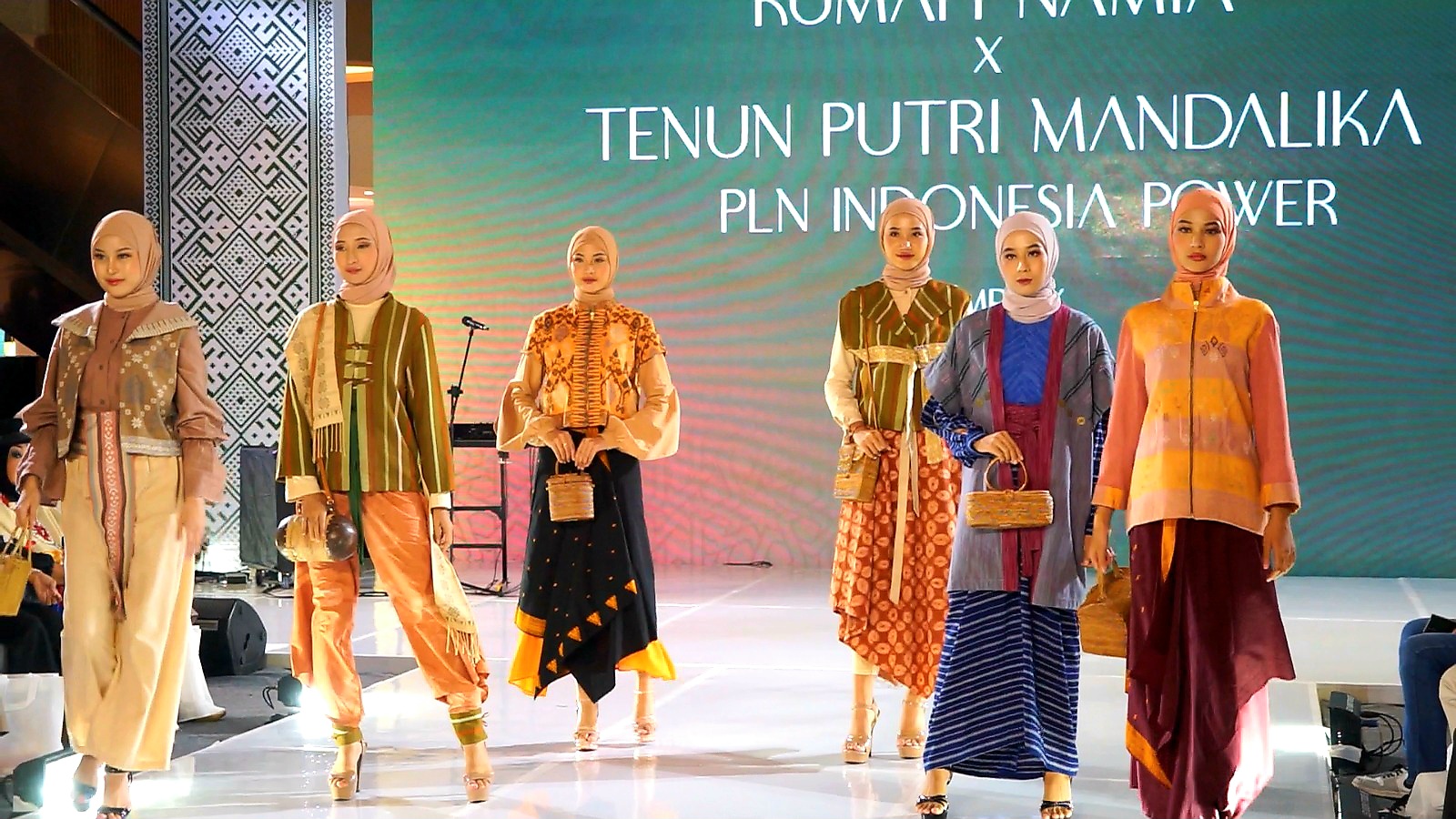 ISTIMEWA: Penampilan para model mengenakan busana Tenun Mandalika binaan PLTU Jeranjang berhasil memukau di ajang Lombok Sharia Festival 2025 yang digelar di Lombok Epicentrum Mall tanggal 7-9 Juni.