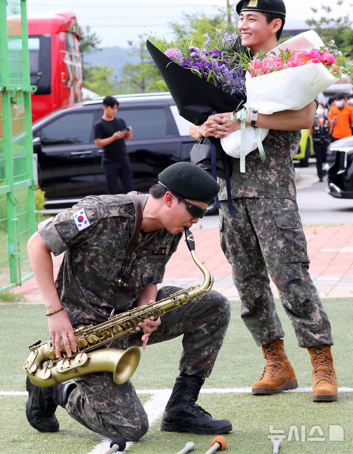 RM dan V BTS menyelesaikan wajib militer mereka, hari ini (10/6).