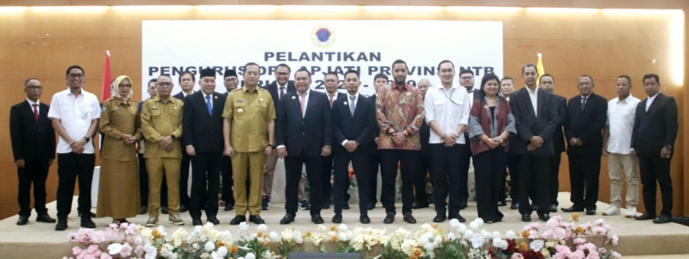 LINDUNGI PMI: Gubernur NTB Lalu Muhamad Iqbal bersama pengurus DPD APJATI NTB periode 2024-2029 usai pelantikan, Selasa (10/6).