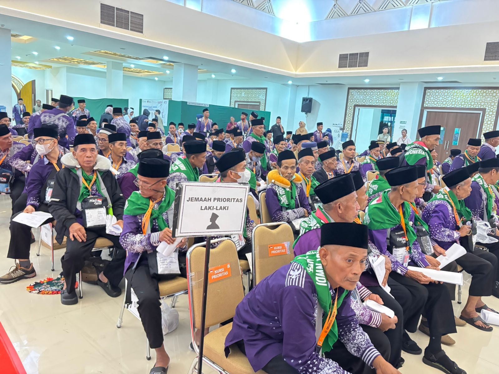 Jemaah haji asal NTB saat berada di UPT Asrama Haji