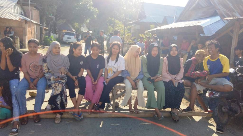 BLOKADE JALAN: Emak-emak memblokade jalan raya di Desa Soki, Kecamatan Belo, Bima, Senin (9/6).