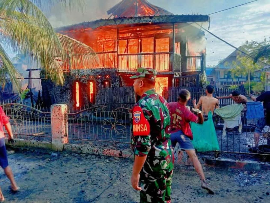 KEBAKARAN: Empat rumah panggung warga Desa Talabiu, Kecamatan Woja, Bima terbakar, Senin (9/6).