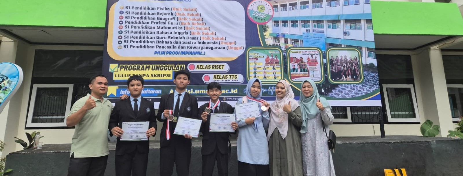 Empat siswa MTsN 1 Mataram yang meraih medali di Olimpiade Sains Hardiknas 2025 foto bersama guru pembimbing di madrasah setempat.